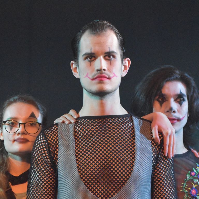 T beklagt sich, dass niemand je Zeit hat.